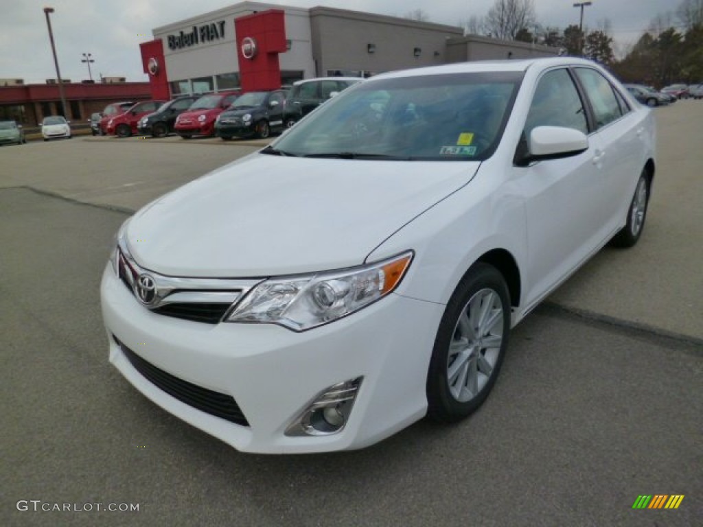 2013 Camry XLE - Super White / Ash photo #3