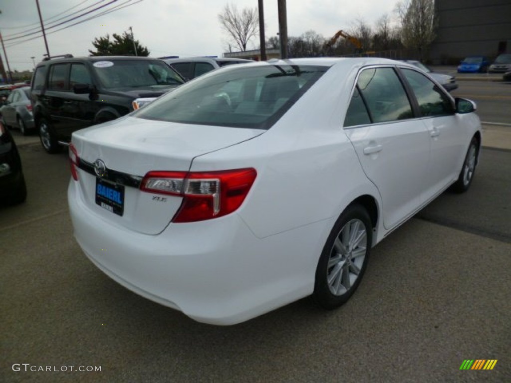 2013 Camry XLE - Super White / Ash photo #6