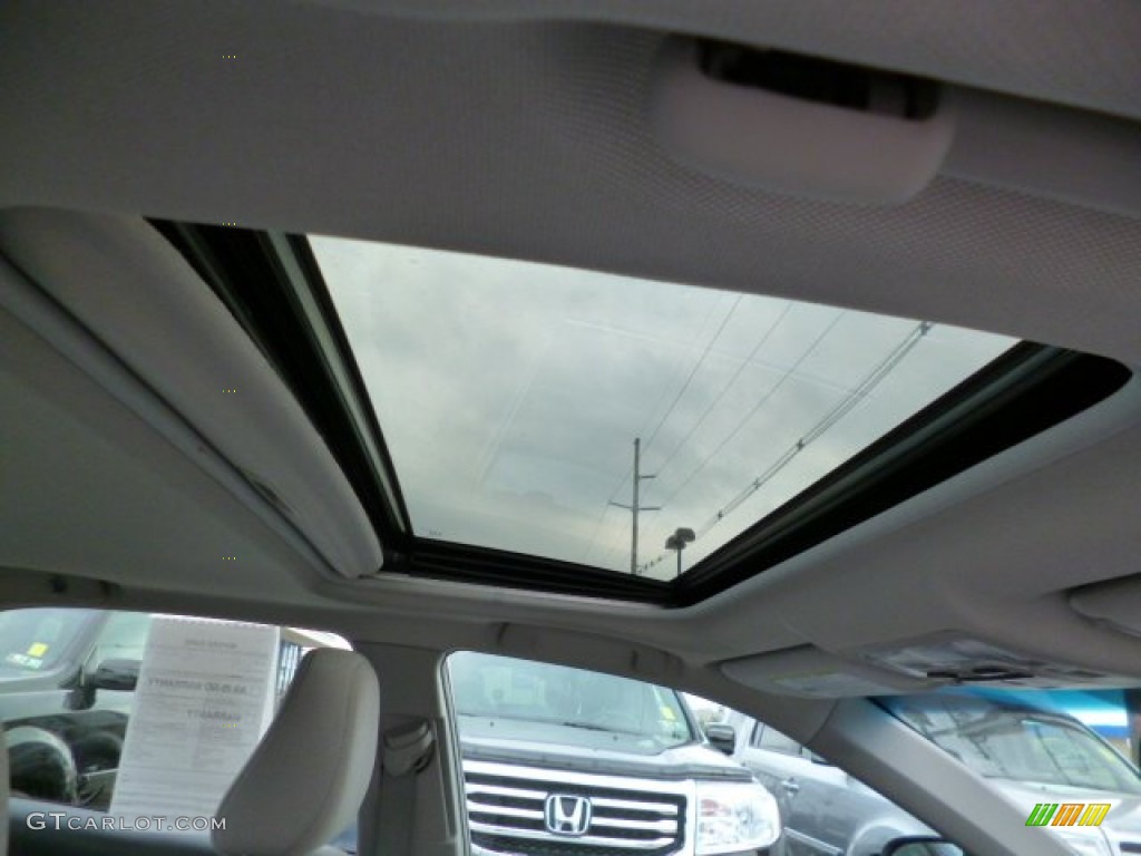2013 Camry XLE - Super White / Ash photo #10