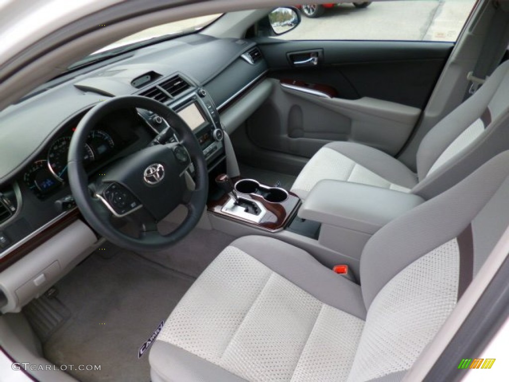 2013 Camry XLE - Super White / Ash photo #15