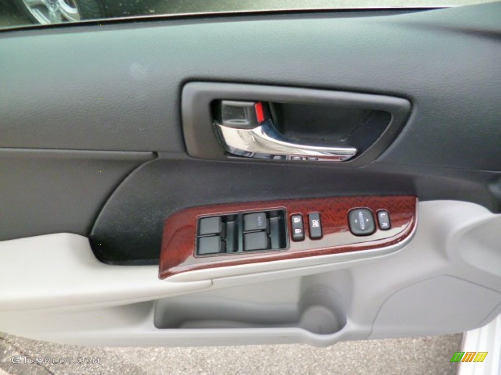 2013 Camry XLE - Super White / Ash photo #16