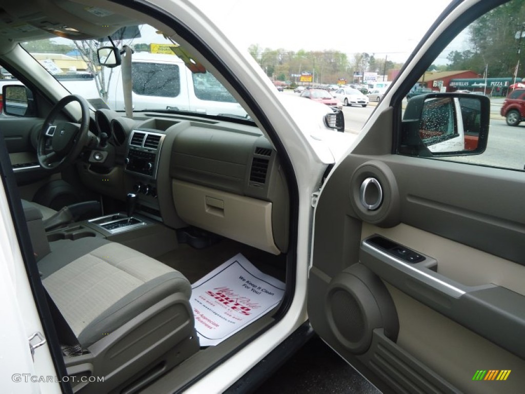 2007 Nitro SLT 4x4 - Stone White / Dark Khaki/Medium Khaki photo #21