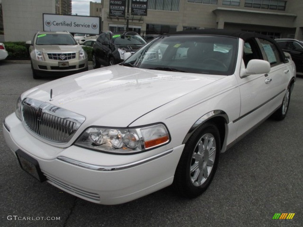 2010 Town Car Signature Limited - Vibrant White / Black photo #2
