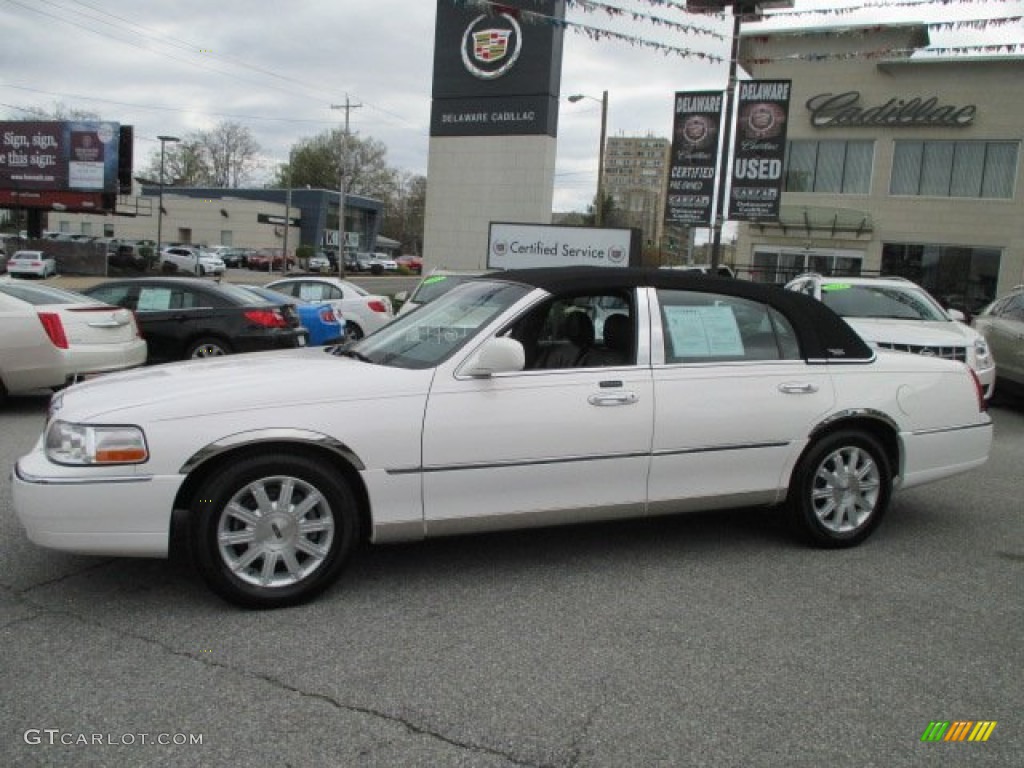 2010 Town Car Signature Limited - Vibrant White / Black photo #3