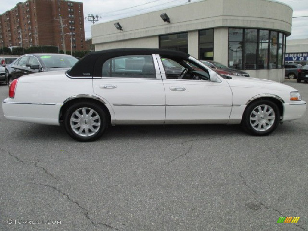 2010 Town Car Signature Limited - Vibrant White / Black photo #7