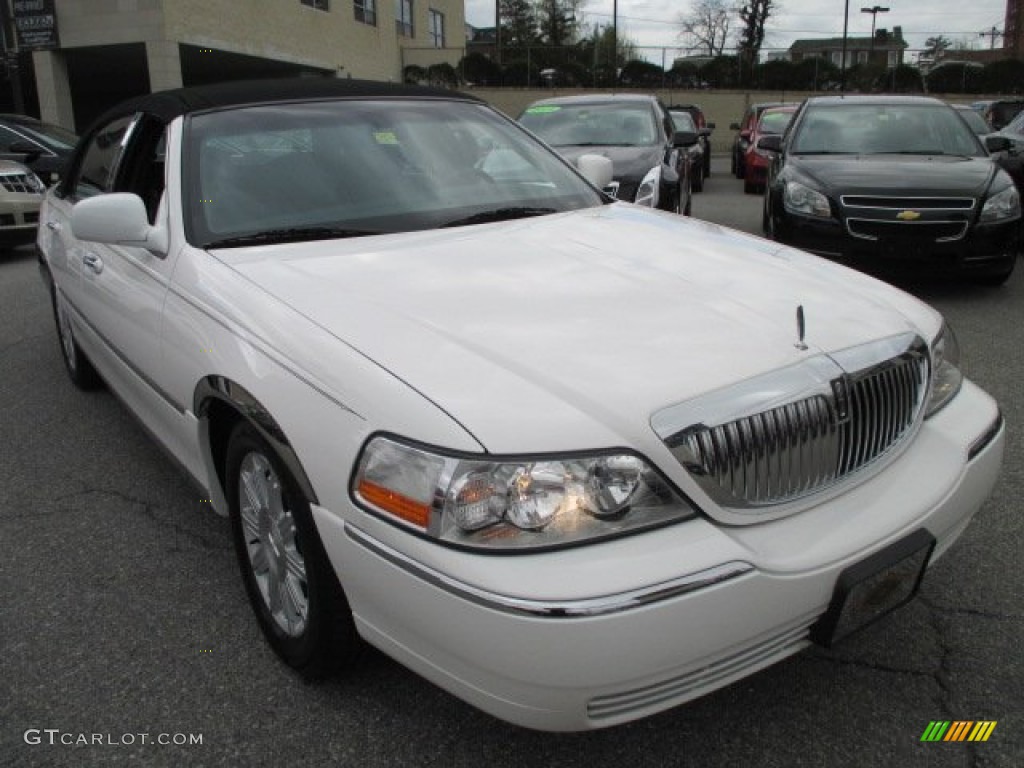 2010 Town Car Signature Limited - Vibrant White / Black photo #8