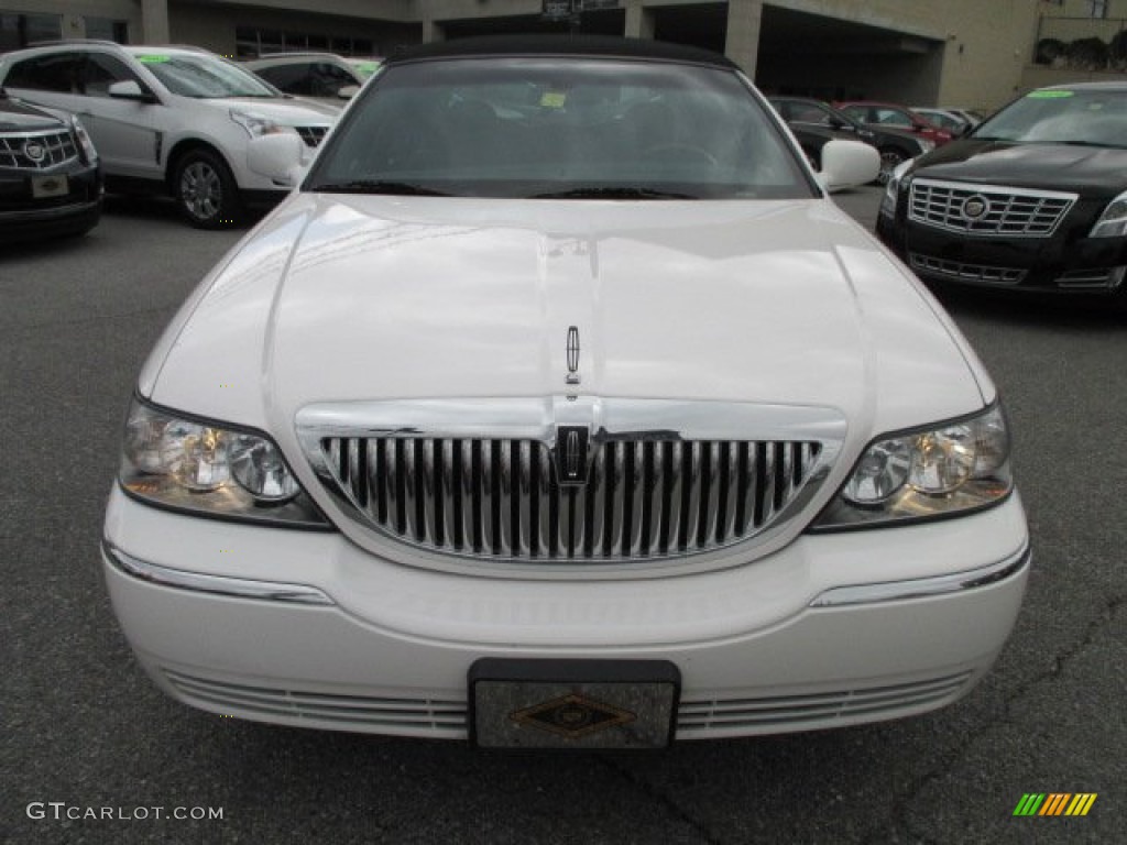 2010 Town Car Signature Limited - Vibrant White / Black photo #9