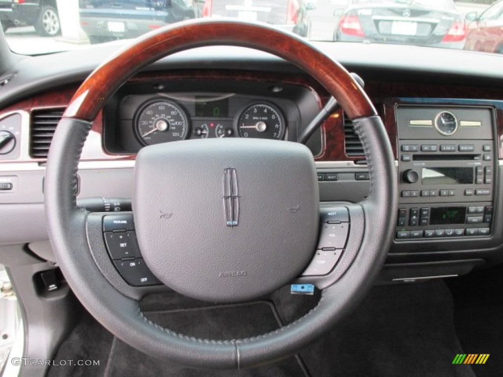 2010 Town Car Signature Limited - Vibrant White / Black photo #12