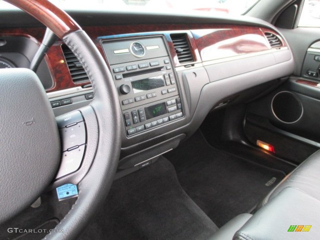 2010 Town Car Signature Limited - Vibrant White / Black photo #14