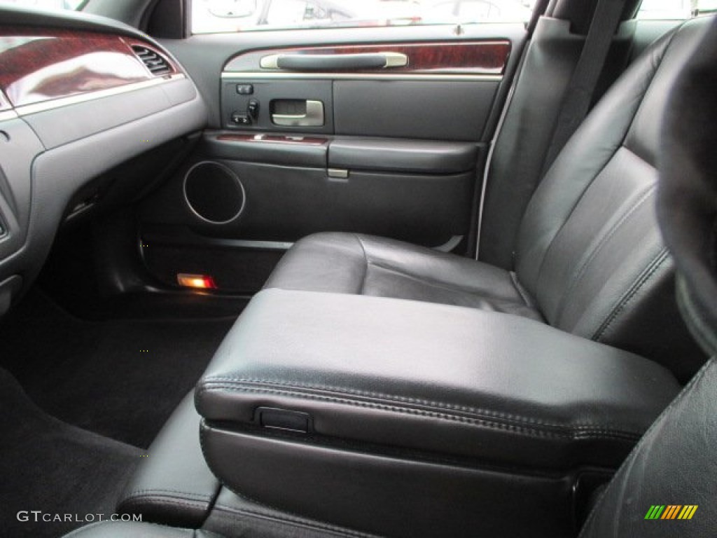 2010 Town Car Signature Limited - Vibrant White / Black photo #15
