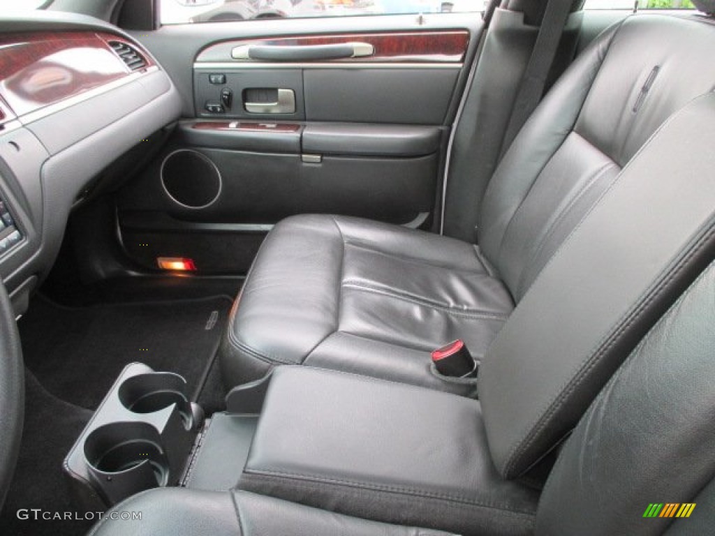 2010 Town Car Signature Limited - Vibrant White / Black photo #16