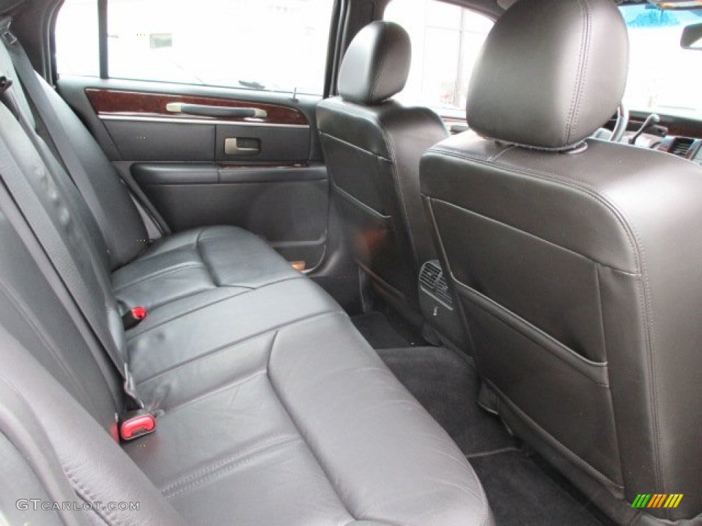2010 Town Car Signature Limited - Vibrant White / Black photo #19
