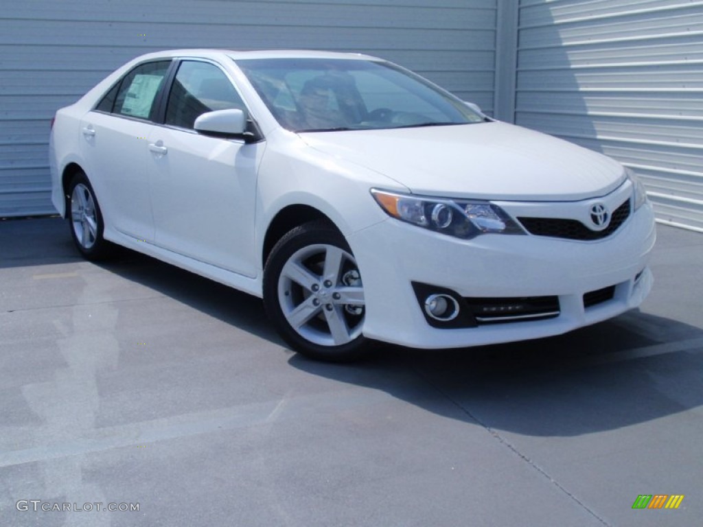 2014 Camry SE - Super White / Black/Ash photo #2
