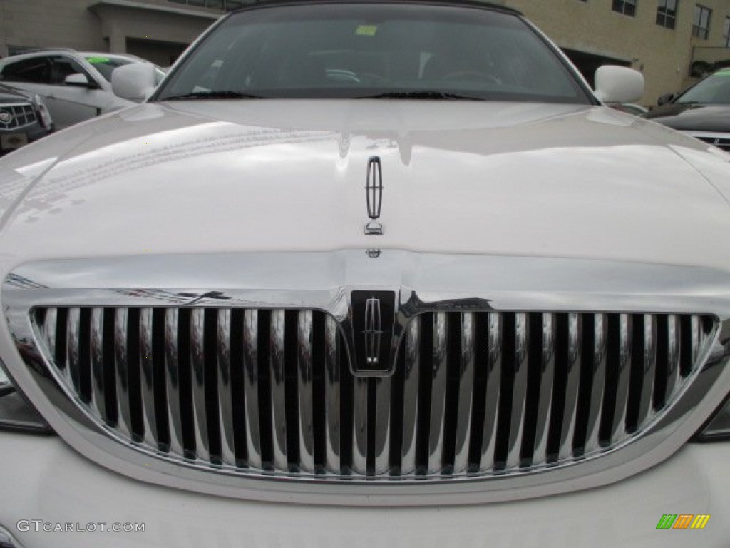 2010 Town Car Signature Limited - Vibrant White / Black photo #25