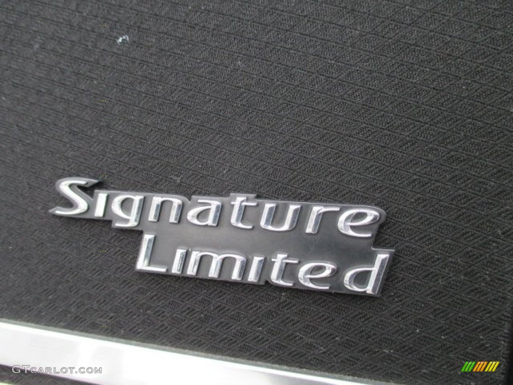 2010 Town Car Signature Limited - Vibrant White / Black photo #27