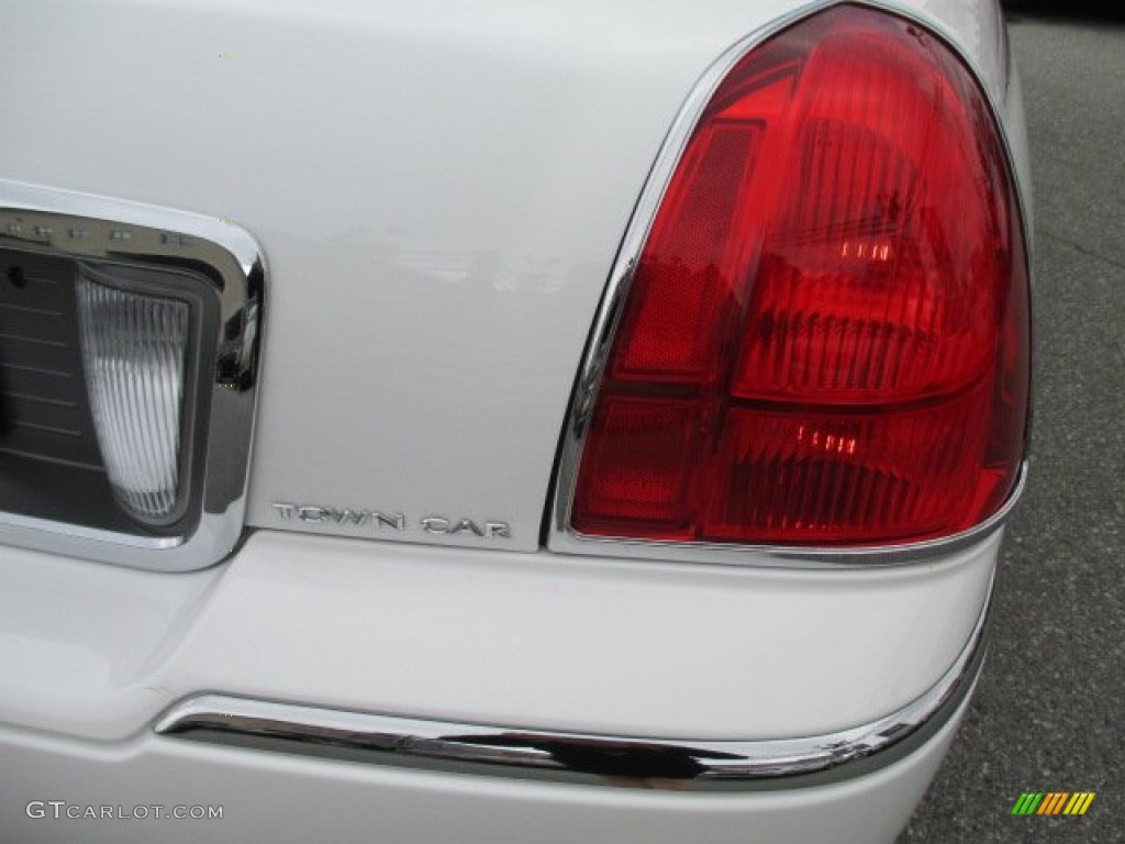 2010 Town Car Signature Limited - Vibrant White / Black photo #28