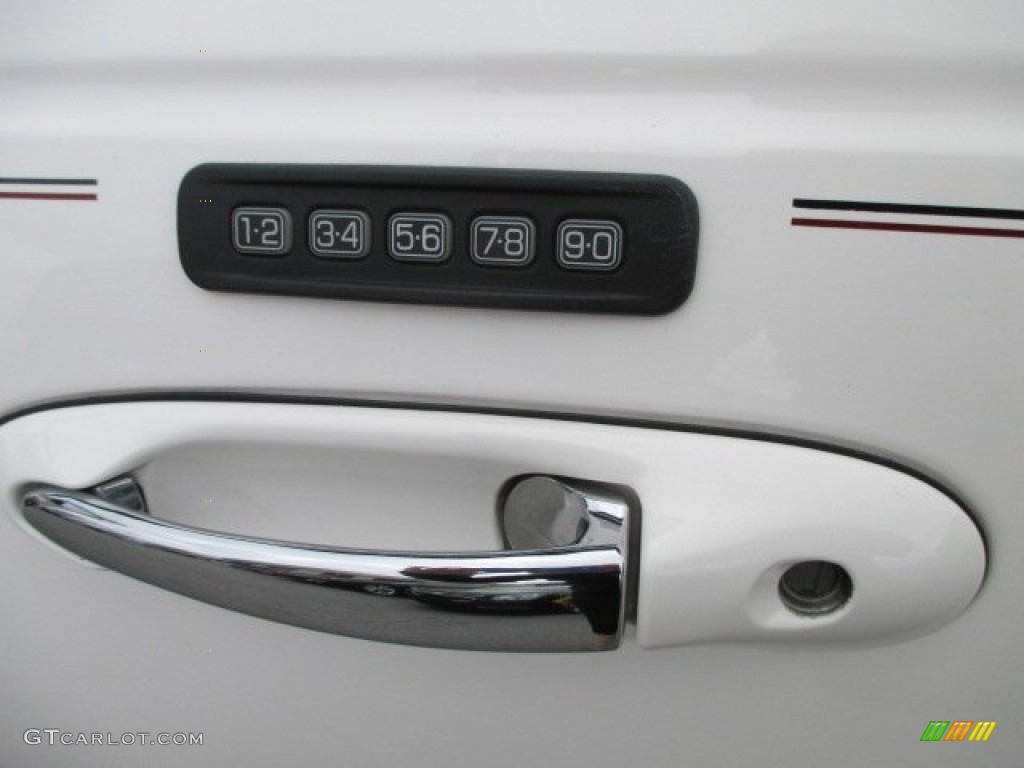 2010 Town Car Signature Limited - Vibrant White / Black photo #29