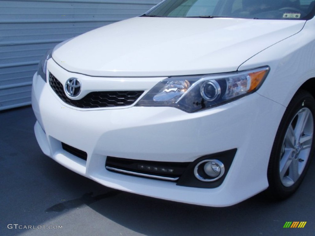 2014 Camry SE - Super White / Black/Ash photo #11