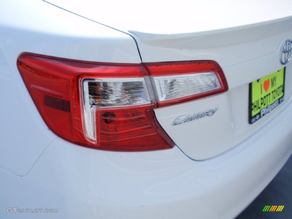 2014 Camry SE - Super White / Black/Ash photo #13