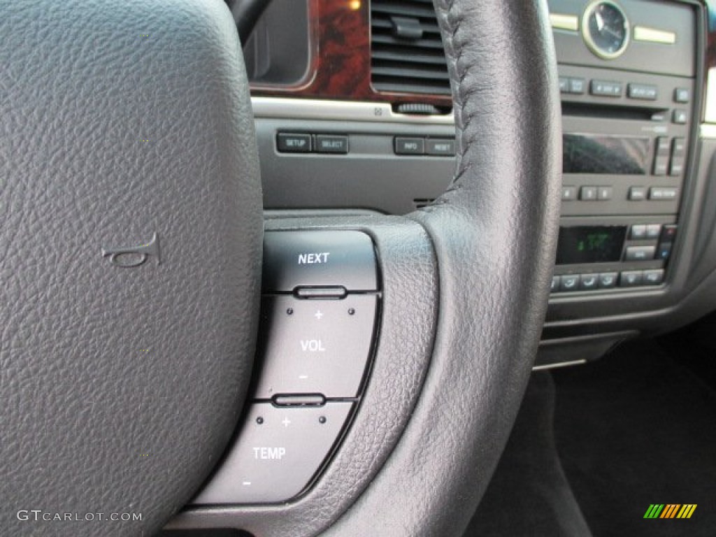 2010 Town Car Signature Limited - Vibrant White / Black photo #37