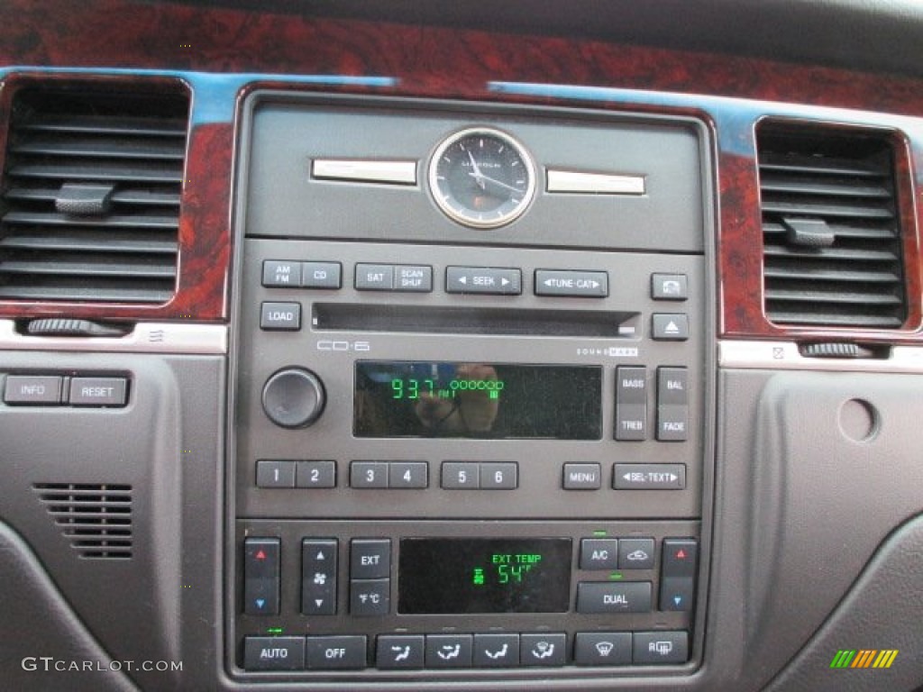 2010 Town Car Signature Limited - Vibrant White / Black photo #39