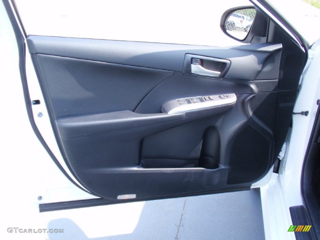 2014 Camry SE - Super White / Black/Ash photo #22