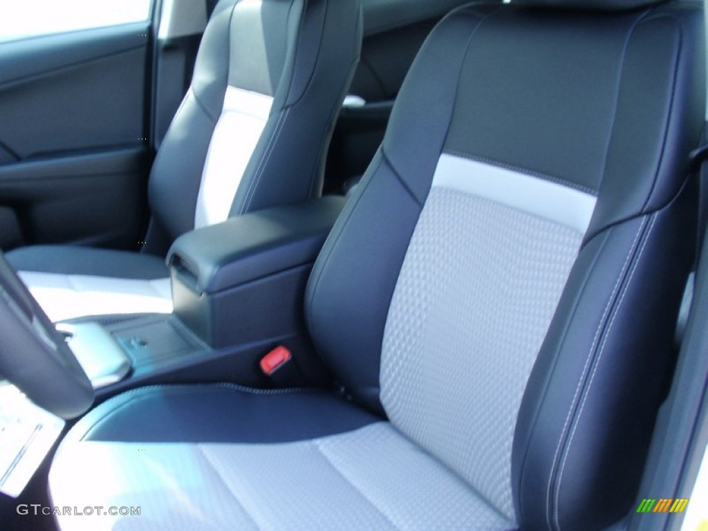2014 Camry SE - Super White / Black/Ash photo #27