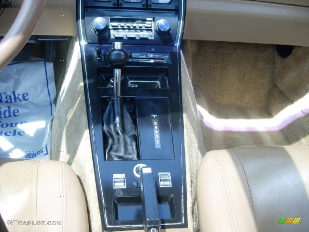 1982 Corvette Coupe - White / Camel photo #15