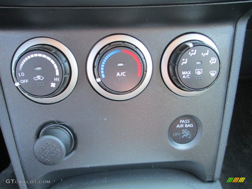 2011 Rogue SV AWD - Platinum Graphite / Black photo #19