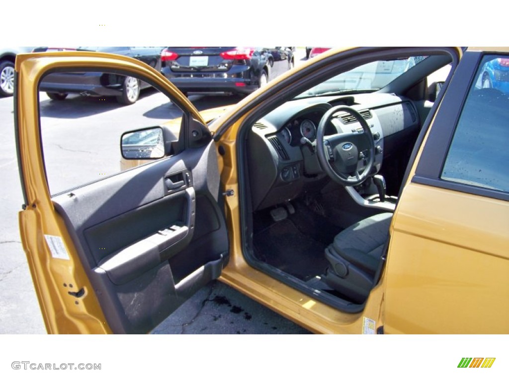 2009 Focus SE Sedan - Amber Gold Metallic / Charcoal Black photo #11