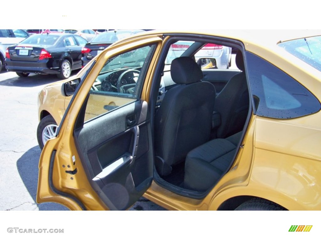 2009 Focus SE Sedan - Amber Gold Metallic / Charcoal Black photo #14