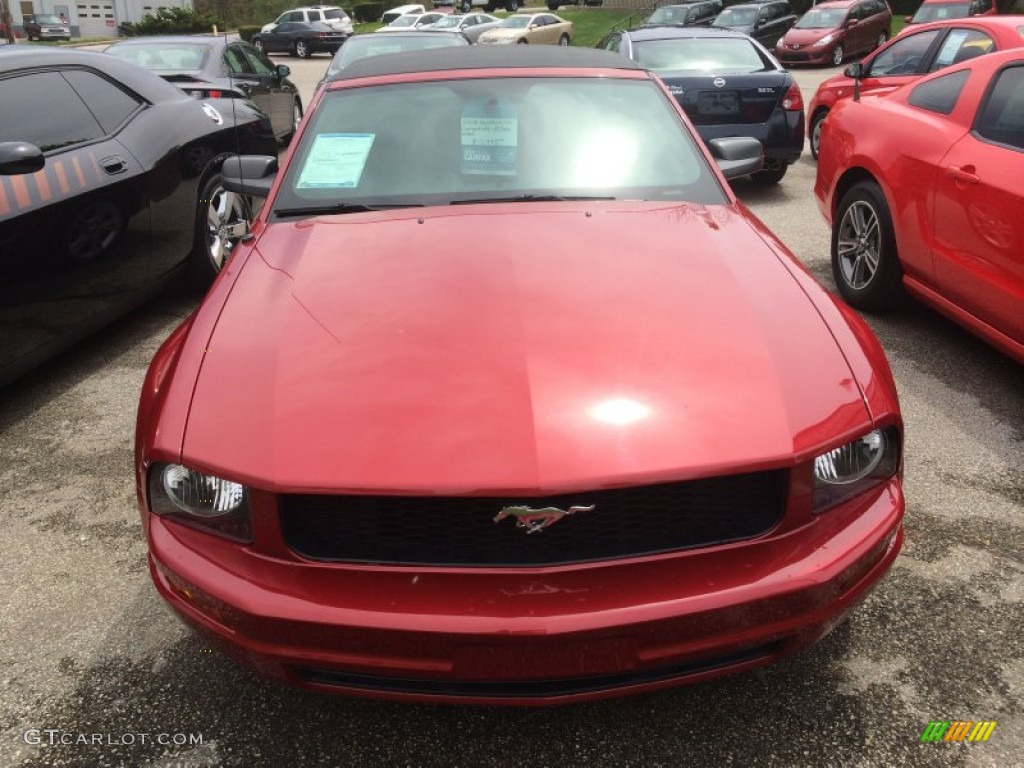 2008 Mustang V6 Deluxe Convertible - Dark Candy Apple Red / Light Graphite photo #3