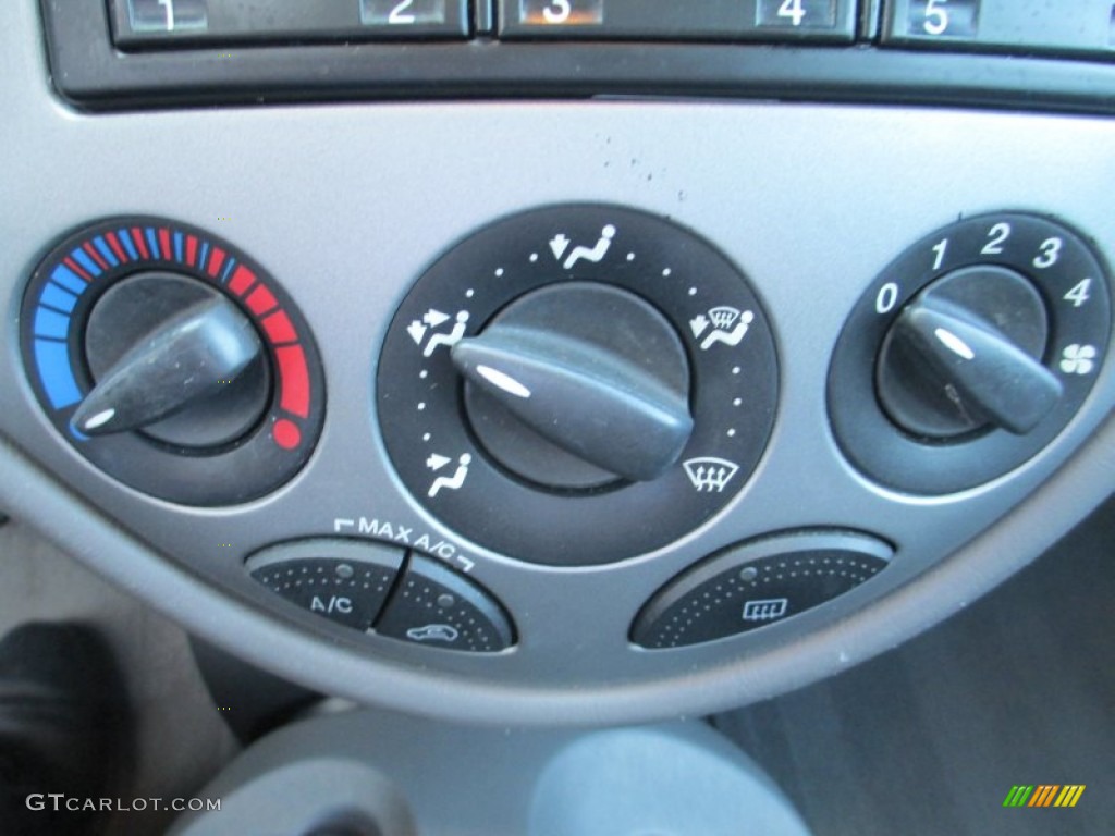 2004 Ford Focus ZTW Wagon Controls Photo #92964380