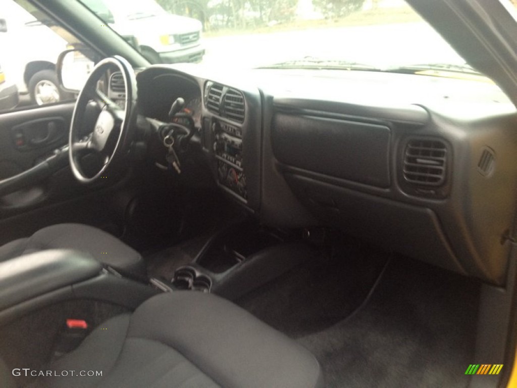 2003 Blazer LS 4x4 - Yellow / Medium Gray photo #10
