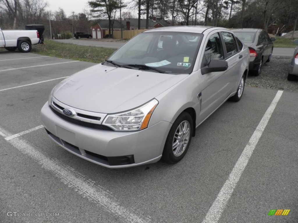 2008 Focus SE Sedan - Silver Frost Metallic / Medium Stone photo #2