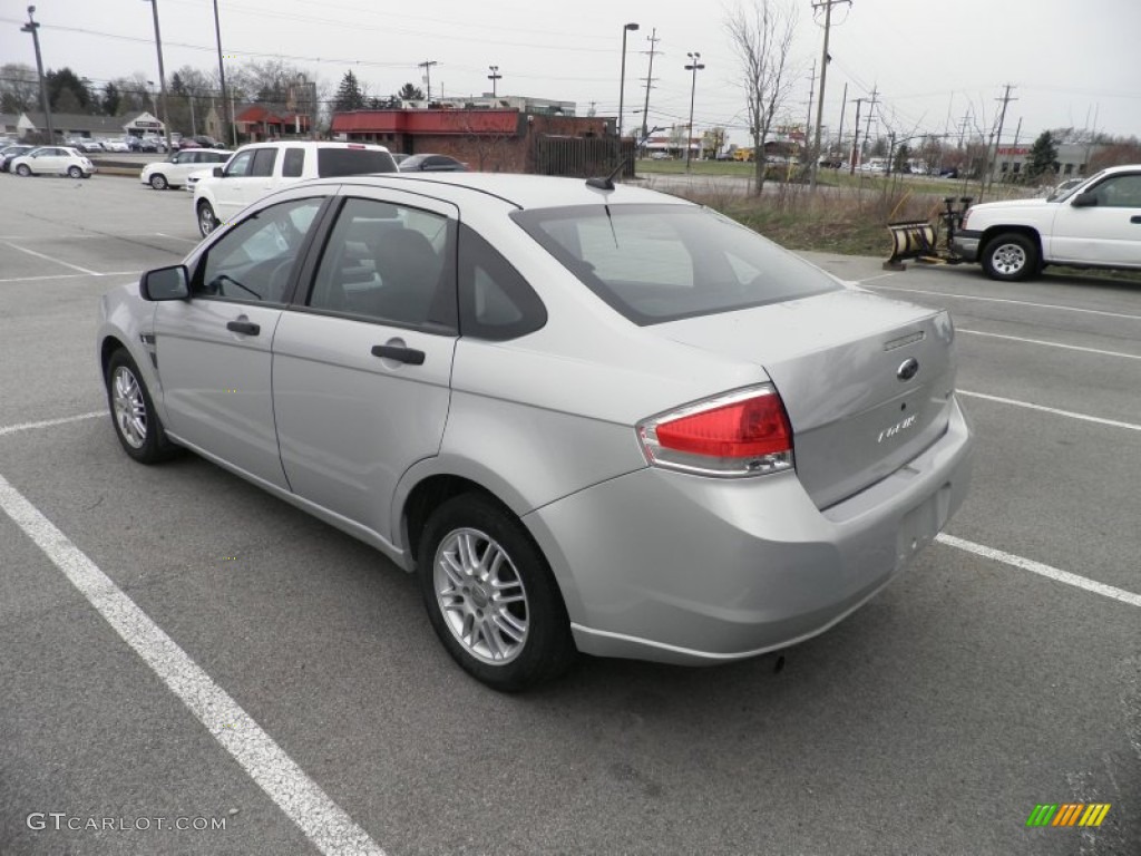 2008 Focus SE Sedan - Silver Frost Metallic / Medium Stone photo #3