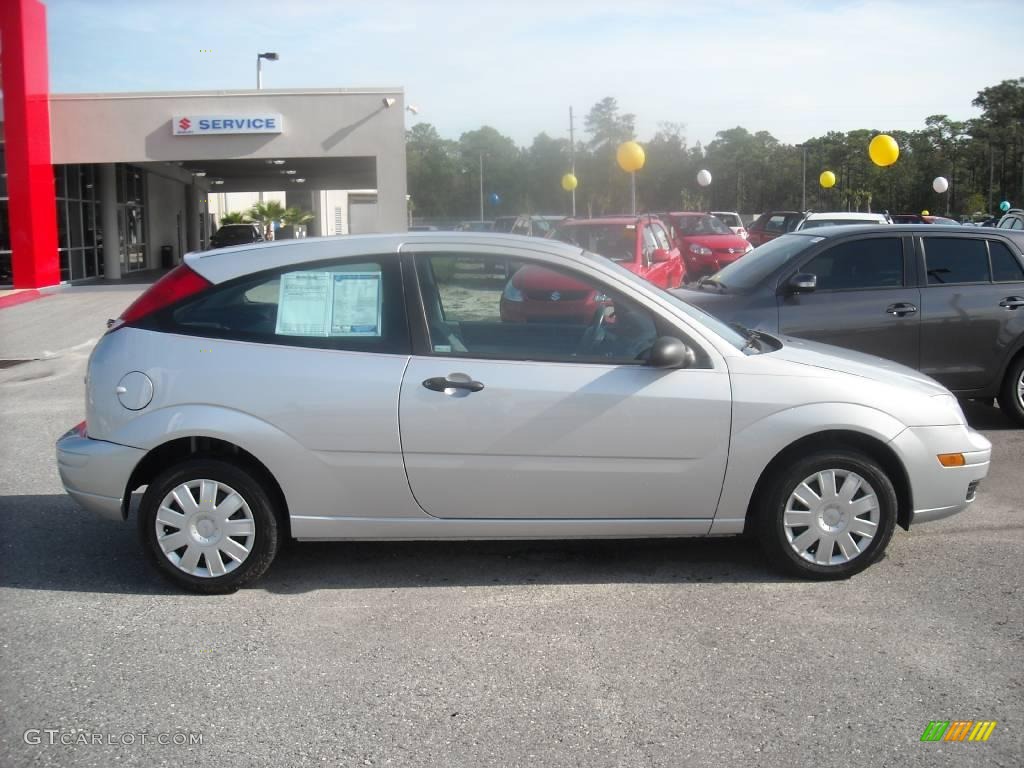 2005 Focus ZX3 S Coupe - CD Silver Metallic / Dark Flint/Light Flint photo #2