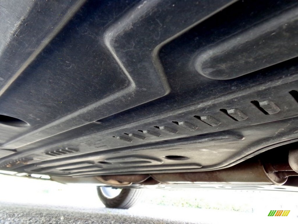 2004 Jaguar XJ XJ8 Undercarriage Photo #93139537