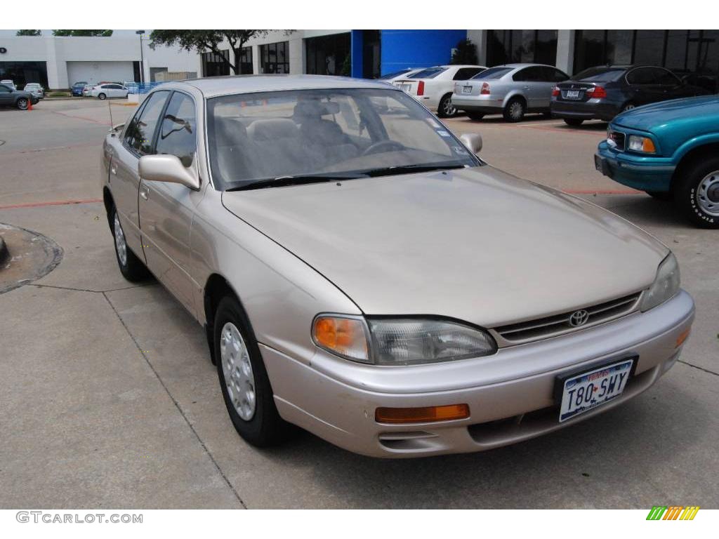 1995 Camry LE Sedan - Cashmere Beige Metallic / Beige photo #1