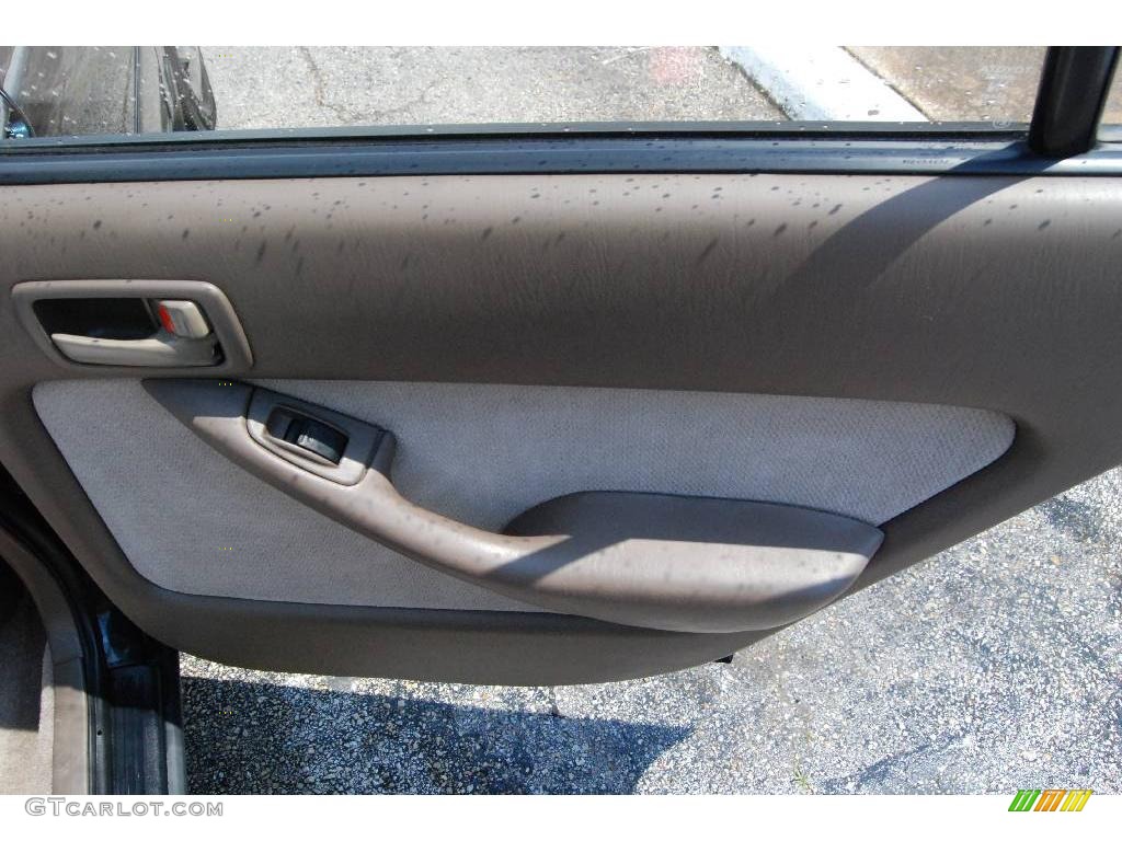 1995 Camry LE Sedan - Dark Emerald Green Metallic / Beige photo #30
