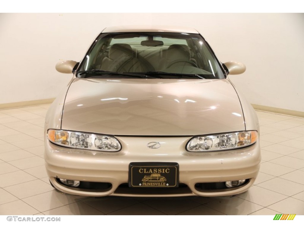 2002 Alero GL Sedan - Sandstone Metallic / Neutral photo #2