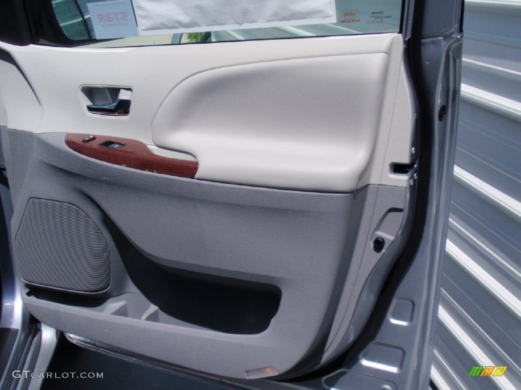 2014 Sienna XLE - Silver Sky Metallic / Light Gray photo #17