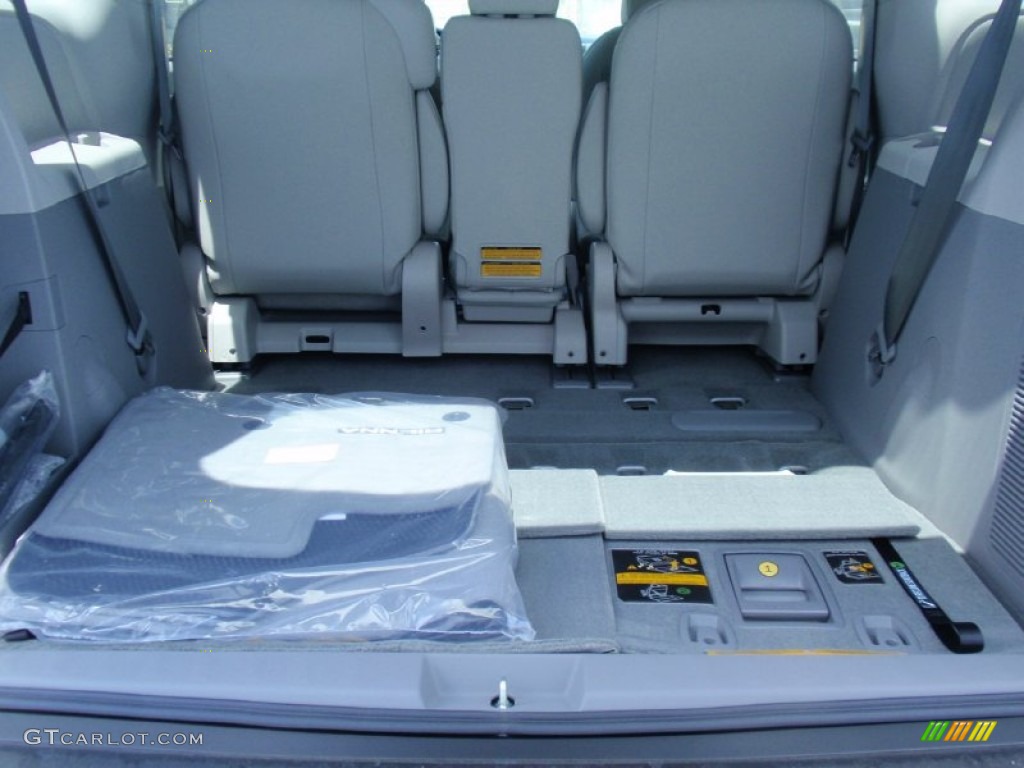 2014 Sienna XLE - Silver Sky Metallic / Light Gray photo #25