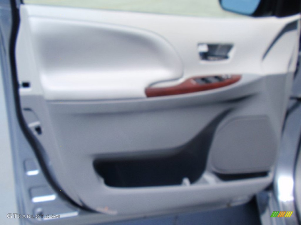 2014 Sienna XLE - Silver Sky Metallic / Light Gray photo #27