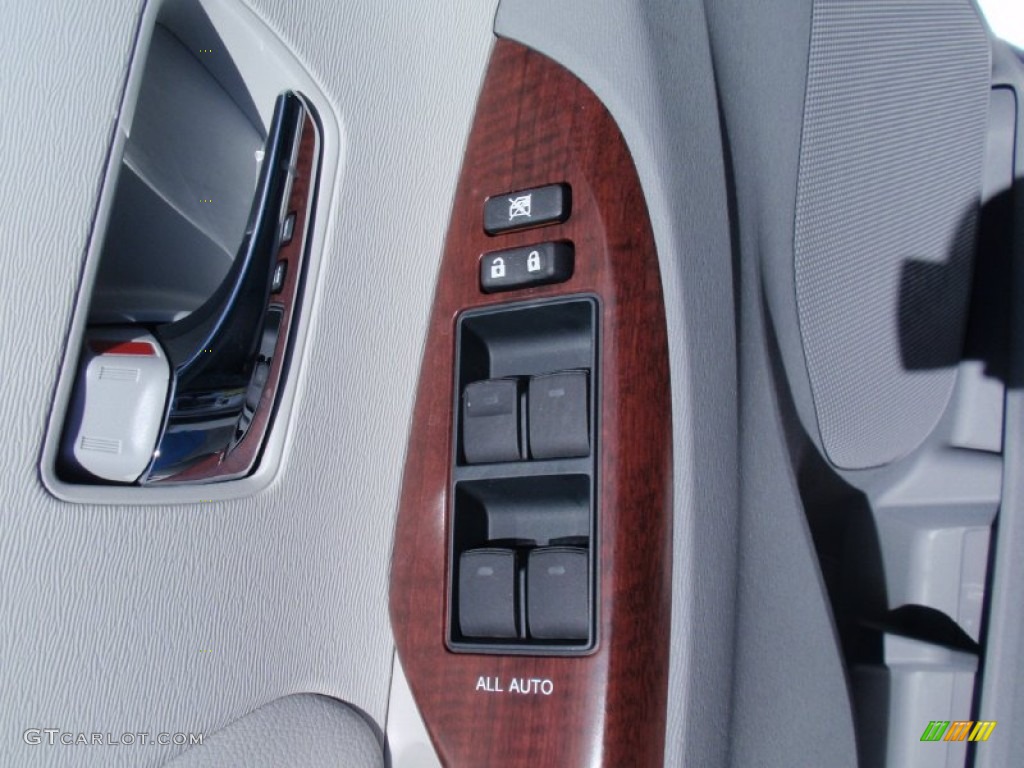 2014 Sienna XLE - Silver Sky Metallic / Light Gray photo #28