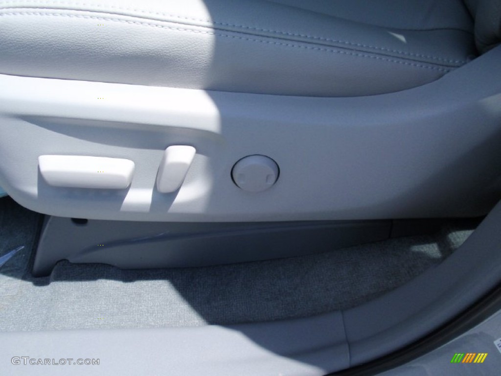 2014 Sienna XLE - Silver Sky Metallic / Light Gray photo #31