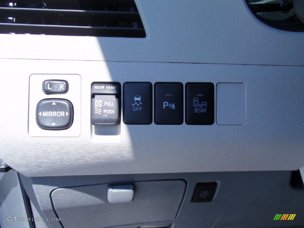 2014 Sienna XLE - Silver Sky Metallic / Light Gray photo #39