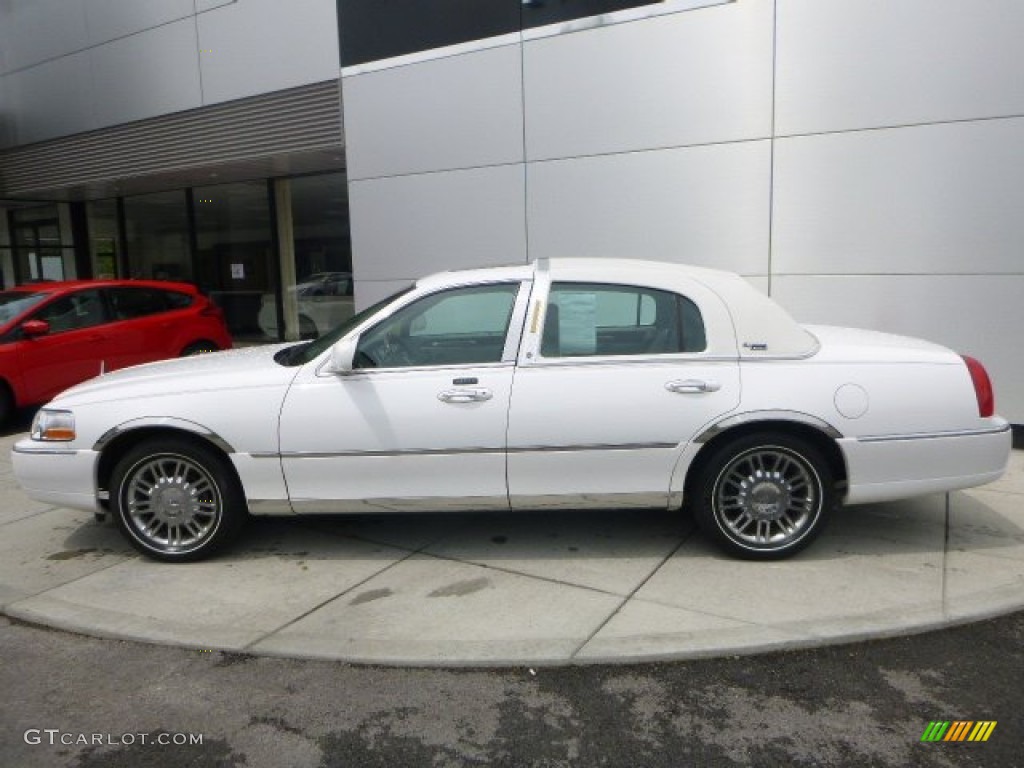 2007 Town Car Signature Limited - Vibrant White / Medium Light Stone photo #2