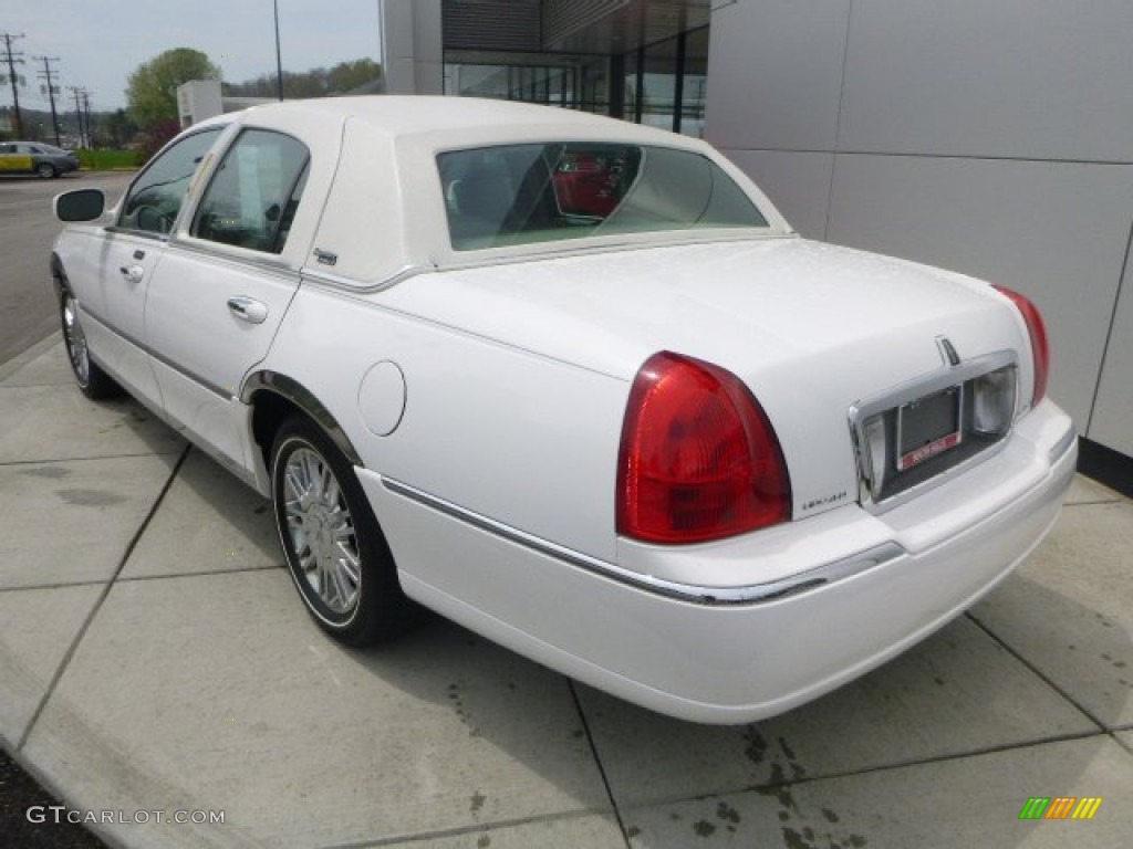 2007 Town Car Signature Limited - Vibrant White / Medium Light Stone photo #3