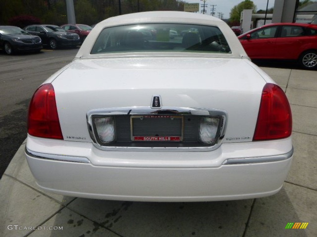 2007 Town Car Signature Limited - Vibrant White / Medium Light Stone photo #4